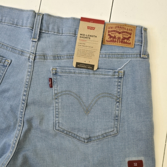 NWT Levi's Mid Length Cuffed Shorts Light Wash 32 - Picture 8 of 13